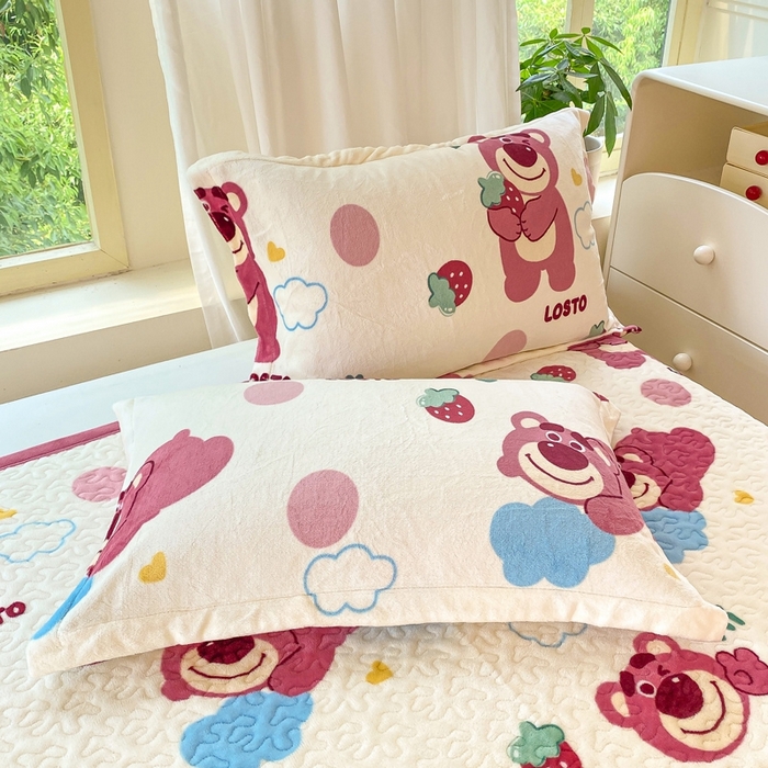 91家纺网 家纺一手货源 找家纺 赫梵茜 2024新款高克重安抚豆豆被套牛奶绒夹棉床笠四件套 甜心熊