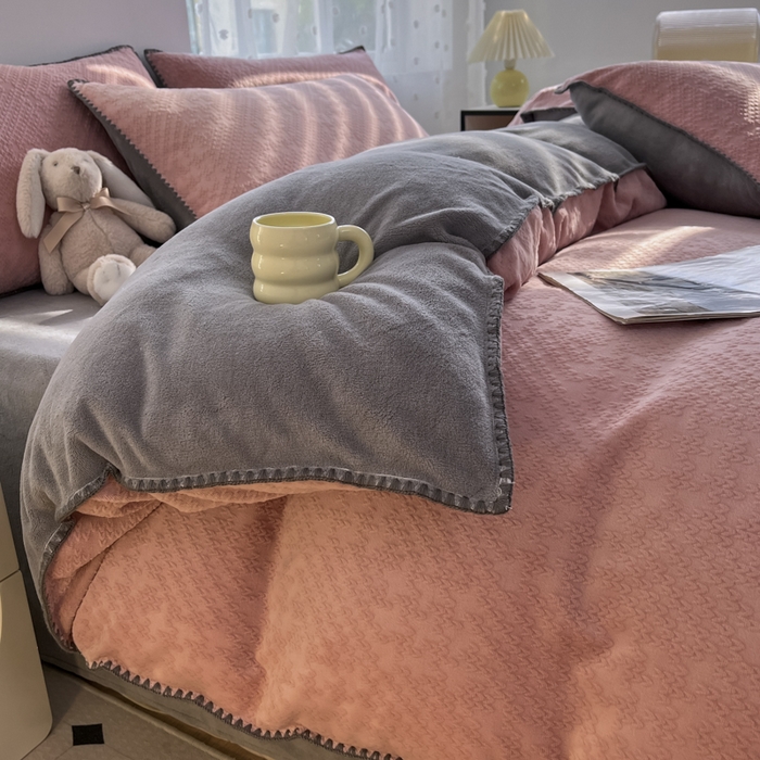 91家纺网 家纺一手货源 找家纺 晚依家纺 2024新款230g纯色立体雕花牛奶绒四件套贝壳边加厚保暖定制定做 语格-珊瑚粉