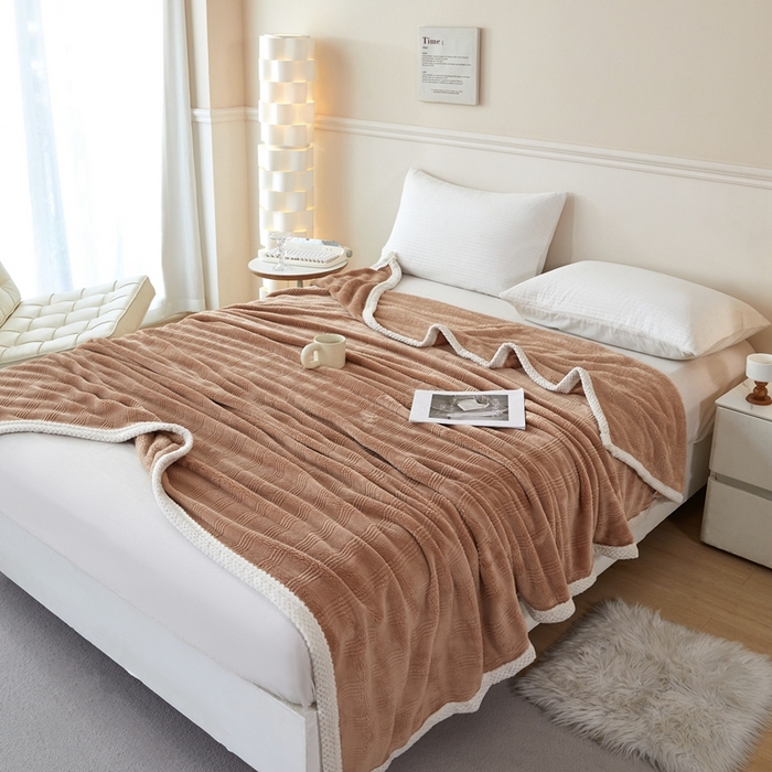 91家纺网 家纺一手货源 找家纺 可思家纺 2024新款纯色仿兔绒泡泡绒毛毯家用四级毯午睡毯 条纹人生奶咖色