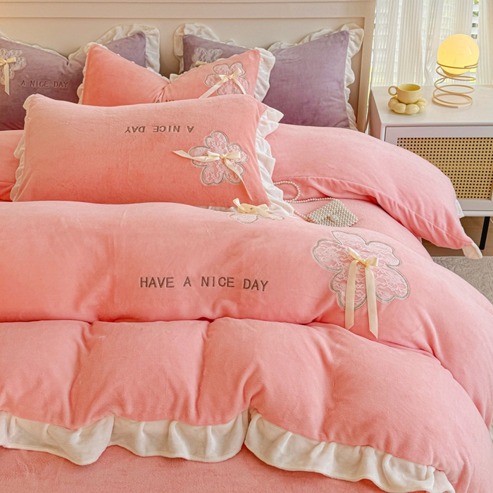 91家纺网 家纺一手货源 找家纺 宜家坊 2024秋冬韩版花边蕾丝刺绣加厚牛奶绒四件套（含无纺布手提袋） 花屿集-粉