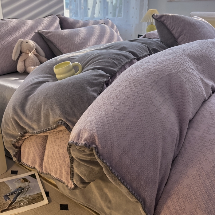 91家纺网 家纺一手货源 找家纺 晚依家纺 2024新款230g纯色立体雕花牛奶绒四件套贝壳边加厚保暖定制定做 语格-灰紫