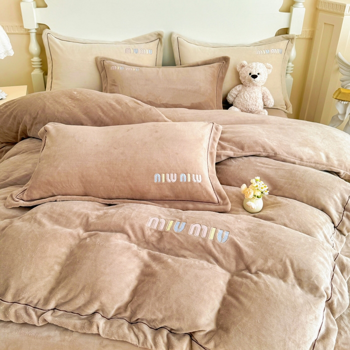 91家纺网 家纺一手货源 找家纺 宜家坊 2024新款高克重9斤婴儿绒轻奢刺绣织带四件套 咖啡色