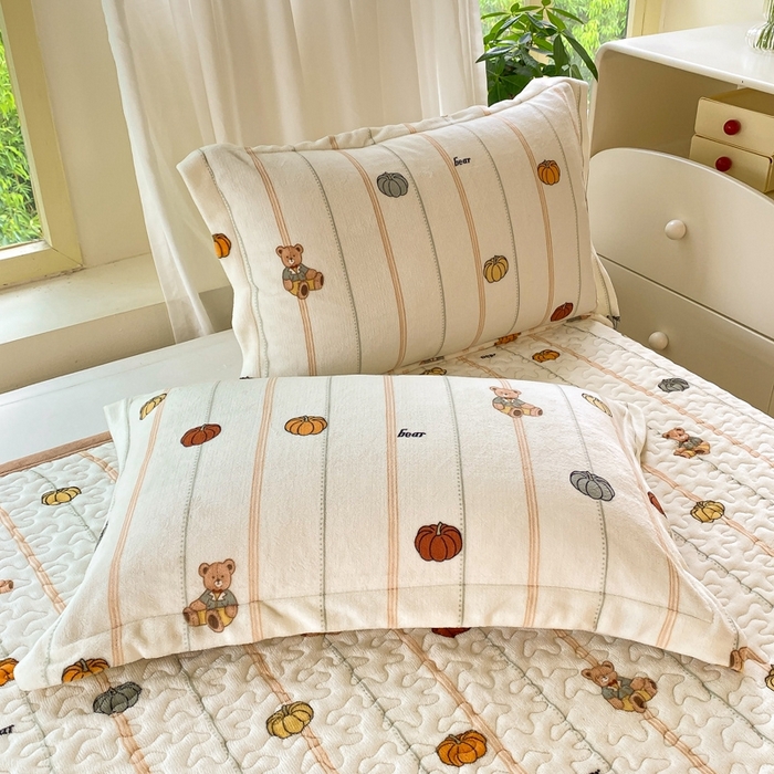 91家纺网 家纺一手货源 找家纺 赫梵茜 2024新款高克重安抚豆豆被套加厚牛奶绒床盖加厚牛奶绒夹棉床笠四件套 南瓜小熊