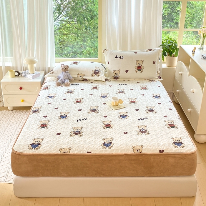 91家纺网 家纺一手货源 找家纺 赫梵茜 2024新款高克重安抚豆豆被套牛奶绒夹棉床笠四件套 布偶熊