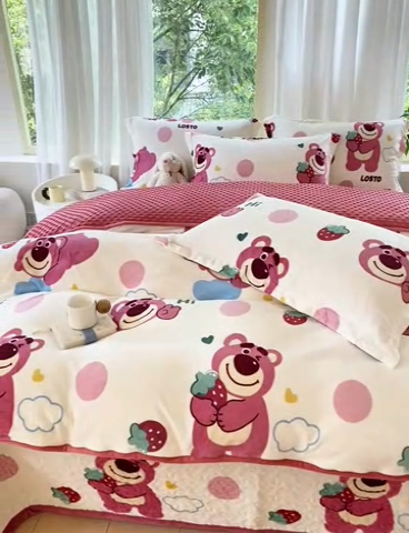 91家纺网 家纺一手货源 找家纺 赫梵茜 2024新款高克重安抚豆豆被套牛奶绒夹棉床盖四件套 甜心熊