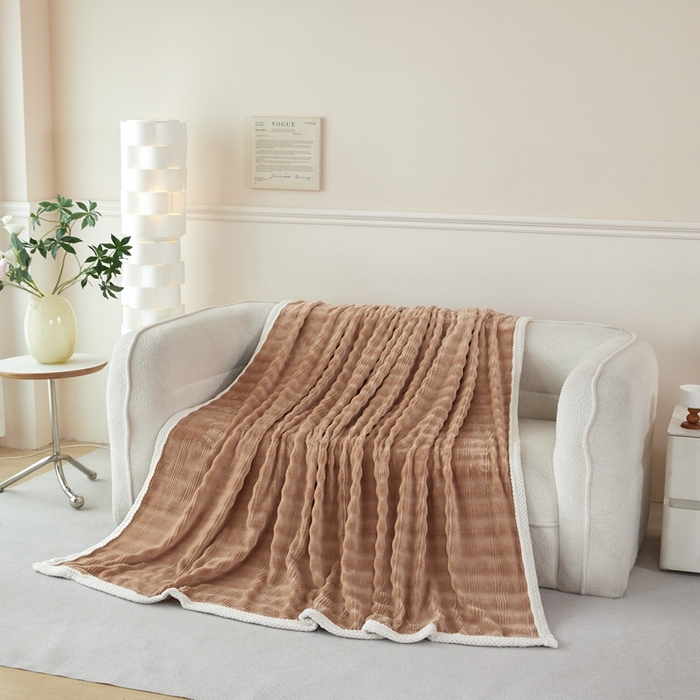 91家纺网 家纺一手货源 找家纺 可思家纺 2024新款纯色仿兔绒泡泡绒毛毯家用四级毯午睡毯 条纹人生奶咖色