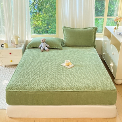 91家纺网 家纺一手货源 找家纺 赫梵茜 2024新款高克重安抚豆豆被套牛奶绒夹棉床笠四件套 新款绿色