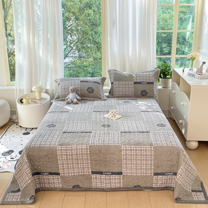 91家纺网 家纺一手货源 找家纺 赫梵茜 2024新款高克重牛奶绒夹棉单床盖 山茶花