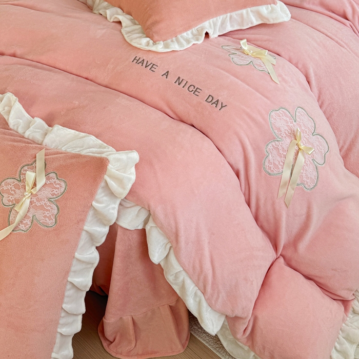 91家纺网 家纺一手货源 找家纺 宜家坊 2024秋冬韩版花边蕾丝刺绣加厚牛奶绒四件套（含无纺布手提袋） 花屿集-粉