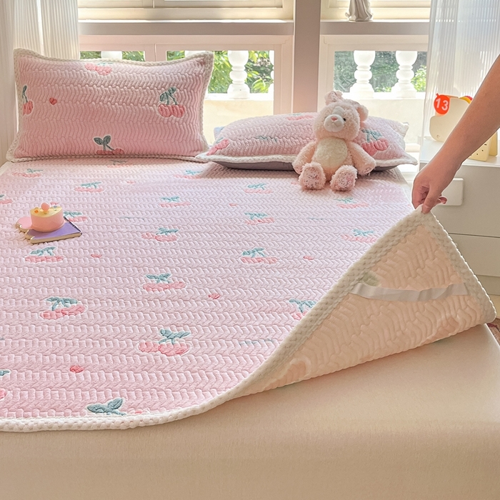 91家纺网 家纺一手货源 找家纺 川悦生活 2024新款A类印花雪花绒床垫加厚绒保暖床护垫 床垫桃心爱语