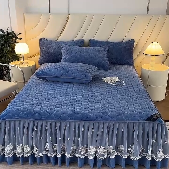 91家纺网 家纺一手货源 找家纺 品乐家纺 2024新款简约牛奶绒夹棉保暖床裙 宾利蓝