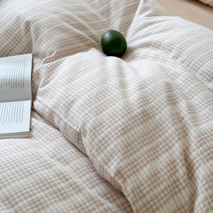 91家纺网 家纺一手货源 找家纺 艾沁家纺 2024新款40S全棉色织水洗提花条纹四件套 花漾-咖（配1只字母枕+1只砖红枕）