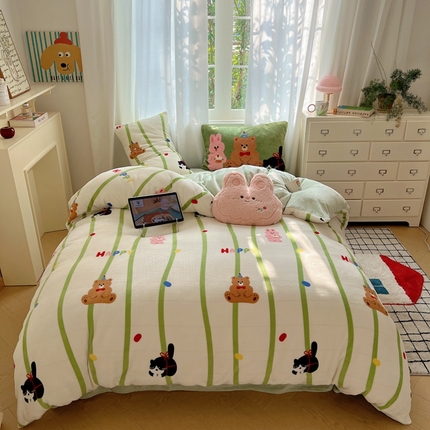 91家纺网 家纺一手货源 找家纺 桃喜 2024新秋冬新品卡通混搭牛奶绒系列四件套 玩乐动物园