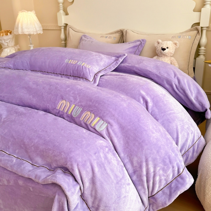 91家纺网 家纺一手货源 找家纺 宜家坊 2024新款高克重9斤婴儿绒轻奢刺绣织带四件套 葡萄紫