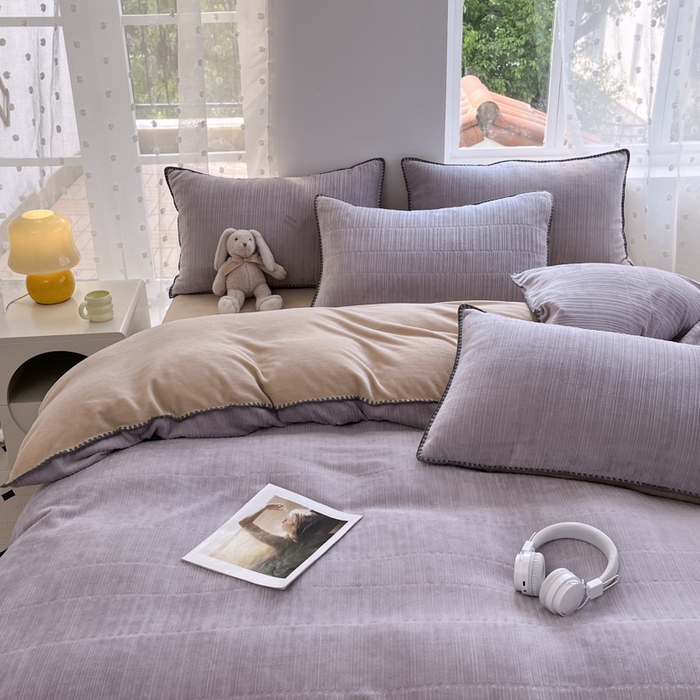 91家纺网 家纺一手货源 找家纺 晚依家纺 2024新款230g纯色立体雕花牛奶绒四件套贝壳边加厚保暖定制定做 香榭格调-紫