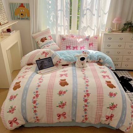 91家纺网 家纺一手货源 找家纺 桃喜 2024新秋冬新品卡通混搭牛奶绒系列四件套 花园小熊