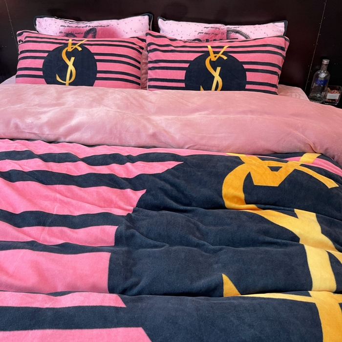 91家纺网 家纺一手货源 找家纺 2024新款大版数码印花四件套高克重双面加厚牛奶绒四件套 条纹女孩