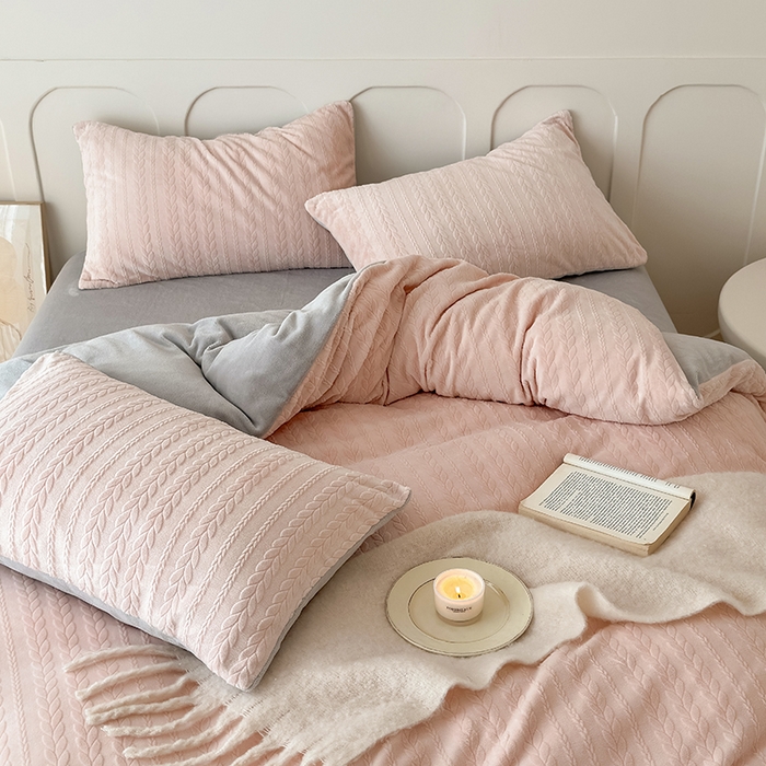 91家纺网 家纺一手货源 找家纺 2024新款雕花绒牛奶绒四件套--麦穗系列 麦穗粉灰