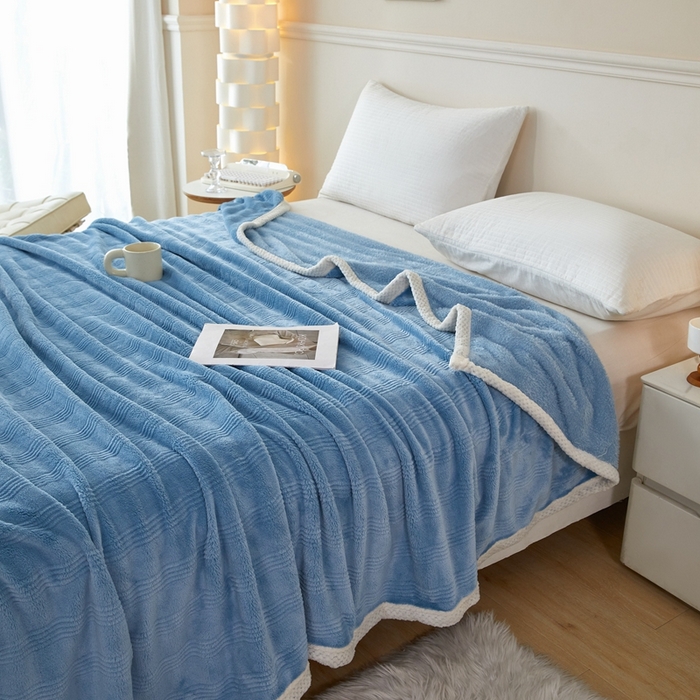 91家纺网 家纺一手货源 找家纺 可思家纺 2024新款纯色仿兔绒泡泡绒毛毯家用四级毯午睡毯 条纹人生海洋蓝