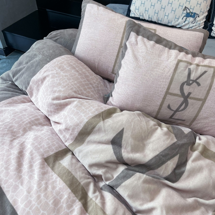 91家纺网 家纺一手货源 找家纺 2024新款大版数码印花四件套高克重双面加厚牛奶绒四件套 豹纹香水