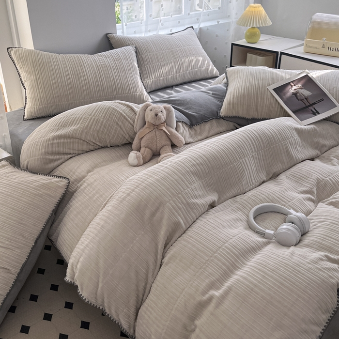 91家纺网 家纺一手货源 找家纺 晚依家纺 2024新款230g纯色立体雕花牛奶绒四件套贝壳边加厚保暖定制定做 香榭格调-珍珠灰