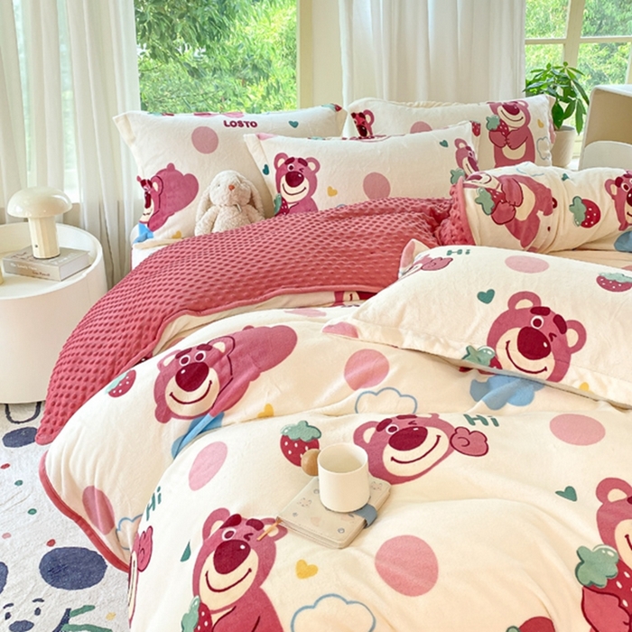 91家纺网 家纺一手货源 找家纺 赫梵茜 2024新款高克重安抚豆豆被套牛奶绒夹棉床盖四件套 甜心熊