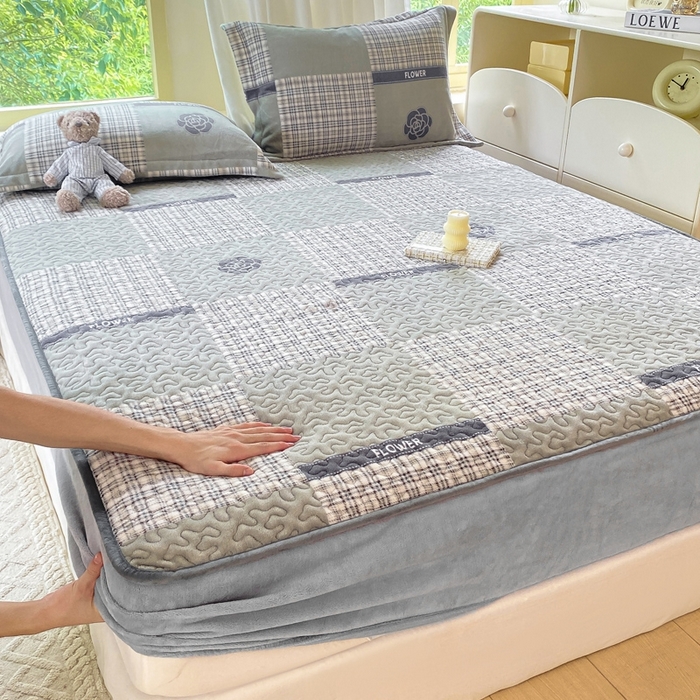 91家纺网 家纺一手货源 找家纺 赫梵茜 2024新款高克重安抚豆豆被套牛奶绒夹棉床笠四件套 山茶花