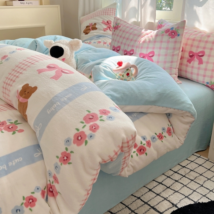 91家纺网 家纺一手货源 找家纺 桃喜 2024新秋冬新品卡通混搭牛奶绒系列四件套 花园小熊