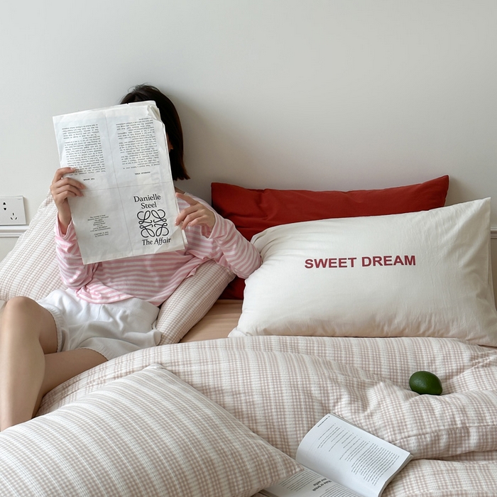 91家纺网 家纺一手货源 找家纺 艾沁家纺 2024新款40S全棉色织水洗提花条纹四件套 花漾-咖（配1只字母枕+1只提花枕）