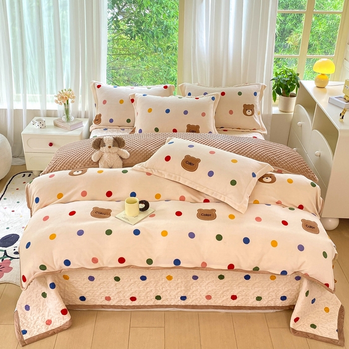 91家纺网 家纺一手货源 找家纺 赫梵茜 2024新款高克重安抚豆豆被套牛奶绒夹棉床盖四件套 波点小熊