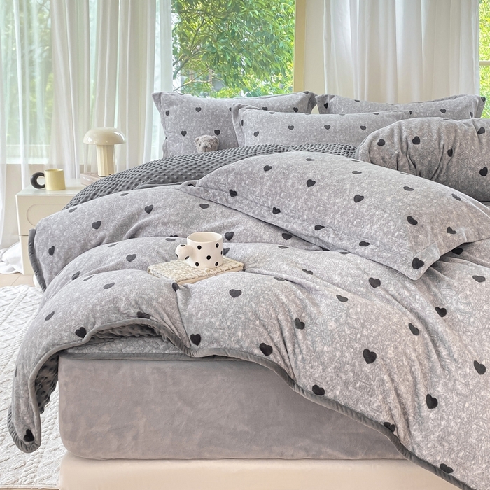 91家纺网 家纺一手货源 找家纺 赫梵茜 2024新款高克重安抚豆豆被套加厚牛奶绒床盖加厚牛奶绒夹棉床笠四件套 灰色爱心