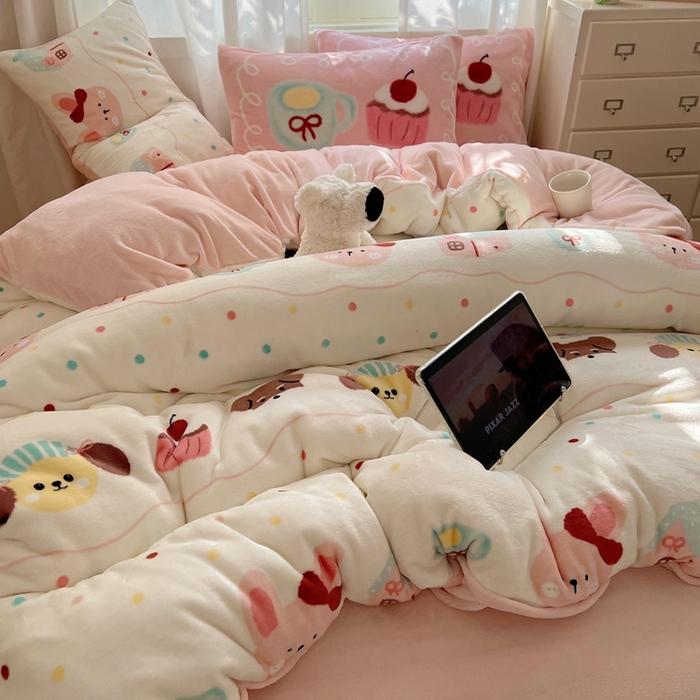 91家纺网 家纺一手货源 找家纺 桃喜 2024新秋冬新品卡通混搭牛奶绒系列四件套 波点动物园（牛奶绒）