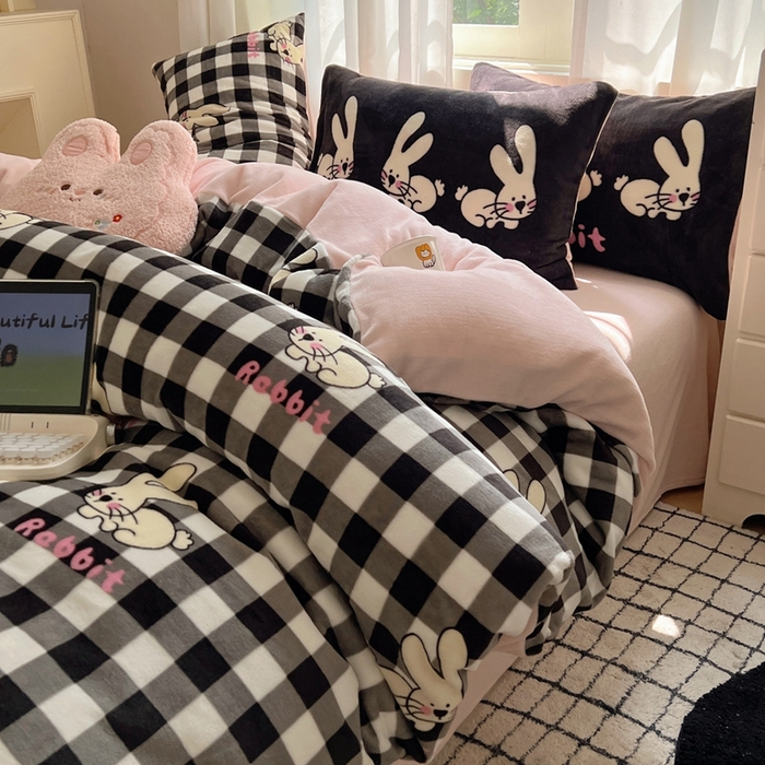91家纺网 家纺一手货源 找家纺 桃喜 2024新秋冬新品卡通混搭牛奶绒系列四件套 黑白格小兔