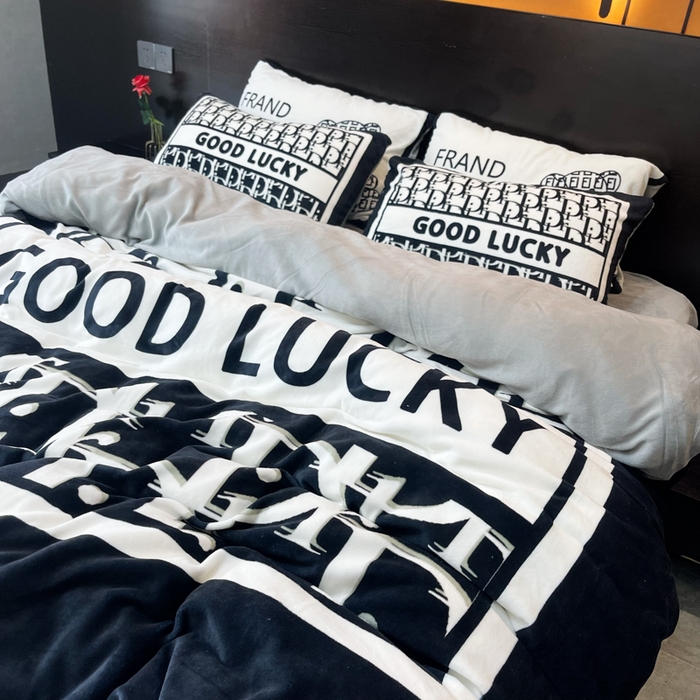 91家纺网 家纺一手货源 找家纺 2024新款大版数码印花四件套高克重双面加厚牛奶绒四件套 黑白迪