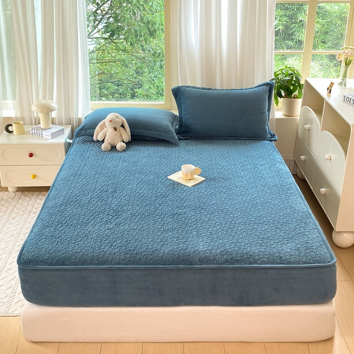 91家纺网 家纺一手货源 找家纺 赫梵茜 2024新款高克重安抚豆豆被套牛奶绒夹棉床笠四件套 新款蔚蓝