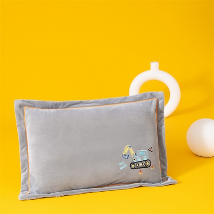 91家纺网 家纺一手货源 找家纺 （总）大熊枕芯 2024新款婴儿绒绣花儿童枕 枕头枕芯