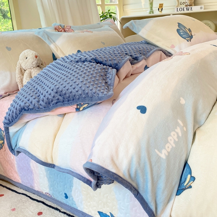 91家纺网 家纺一手货源 找家纺 赫梵茜 2024新款高克重安抚豆豆被套牛奶绒夹棉床盖四件套 蝶恋