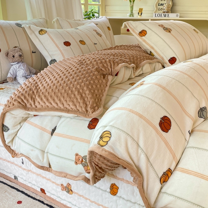 91家纺网 家纺一手货源 找家纺 赫梵茜 2024新款高克重安抚豆豆被套牛奶绒夹棉床盖四件套 南瓜小熊