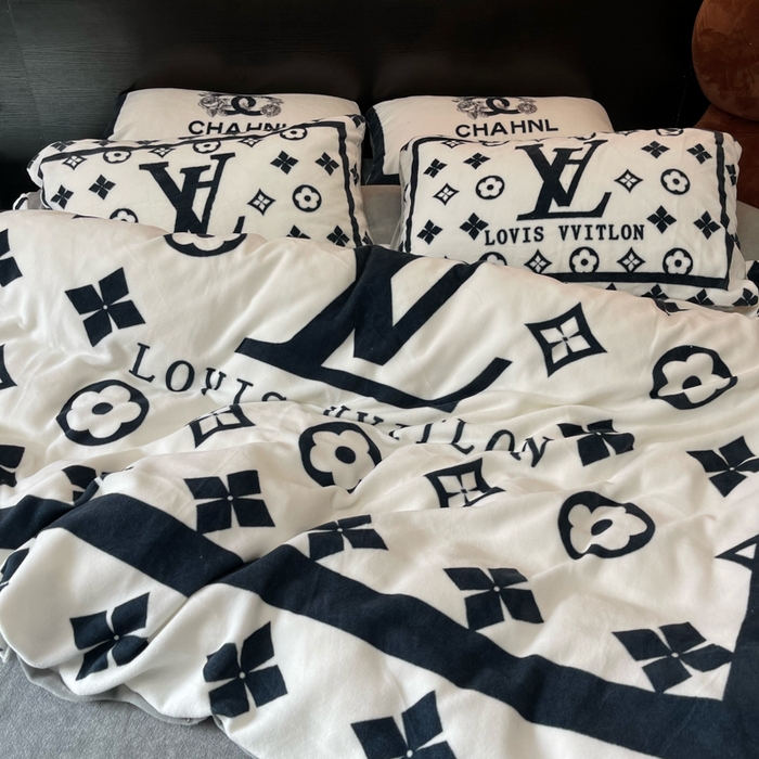 91家纺网 家纺一手货源 找家纺 2024新款大版数码印花四件套高克重双面加厚牛奶绒四件套 黑白v1