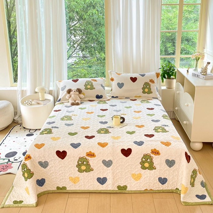 91家纺网 家纺一手货源 找家纺 赫梵茜 2024新款高克重牛奶绒夹棉单床盖 爱心恐龙