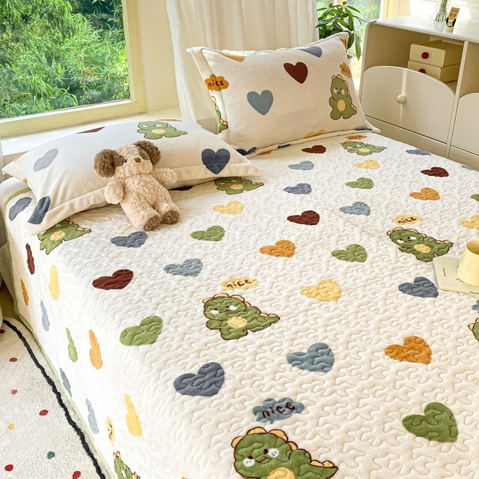 91家纺网 家纺一手货源 找家纺 赫梵茜 2024新款高克重安抚豆豆被套牛奶绒夹棉床盖四件套 爱心恐龙