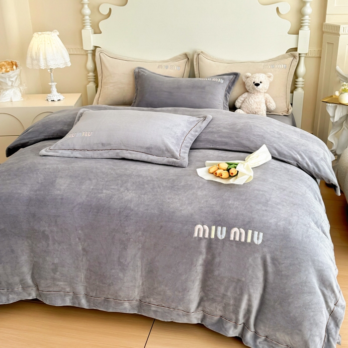 91家纺网 家纺一手货源 找家纺 （总）宜家坊 2024新款高克重9斤婴儿绒轻奢刺绣织带四件套