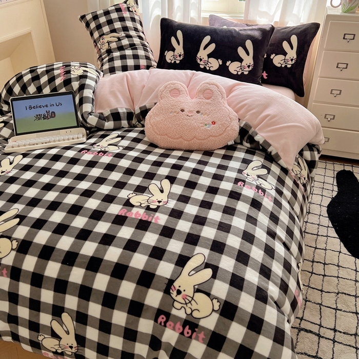 91家纺网 家纺一手货源 找家纺 桃喜 2024新秋冬新品卡通混搭牛奶绒系列四件套 黑白格小兔