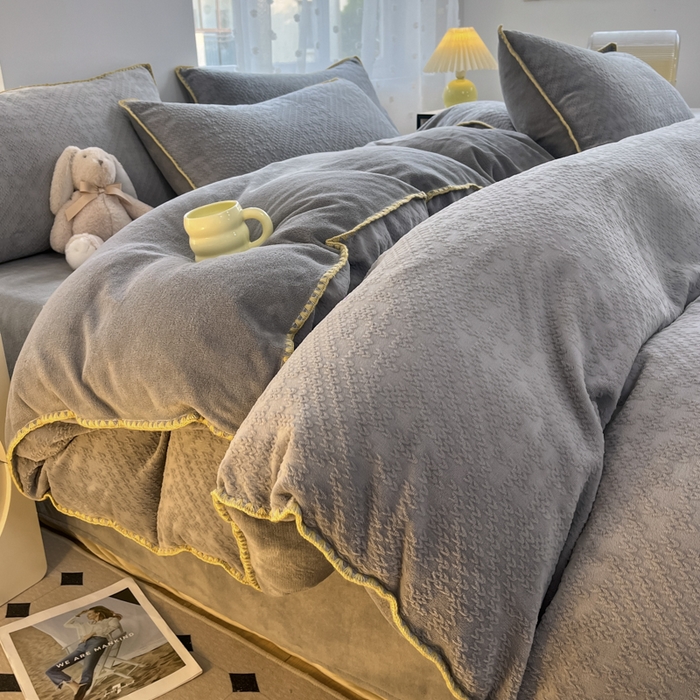 91家纺网 家纺一手货源 找家纺 晚依家纺 2024新款230g纯色立体雕花牛奶绒四件套贝壳边加厚保暖定制定做 语格-石英灰