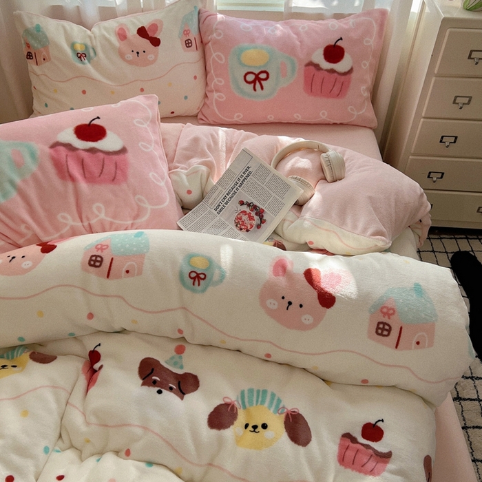 91家纺网 家纺一手货源 找家纺 桃喜 2024新秋冬新品卡通混搭牛奶绒系列四件套 波点动物园（牛奶绒）