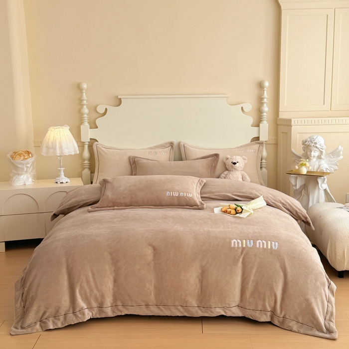 91家纺网 家纺一手货源 找家纺 宜家坊 2024新款高克重9斤婴儿绒轻奢刺绣织带四件套 咖啡色