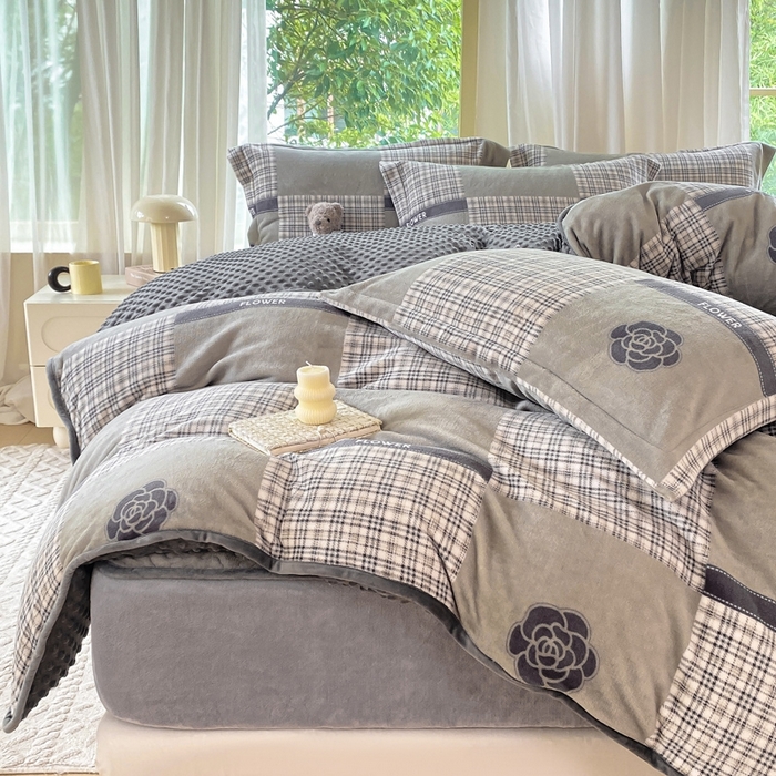 91家纺网 家纺一手货源 找家纺 赫梵茜 2024新款高克重安抚豆豆被套加厚牛奶绒床盖加厚牛奶绒夹棉床笠四件套 山茶花