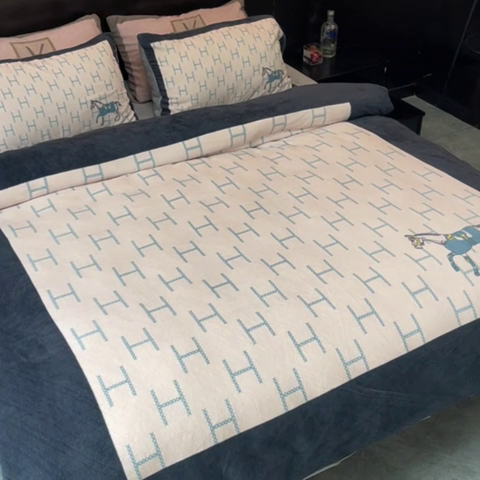 91家纺网 家纺一手货源 找家纺 2024新款大版数码印花四件套高克重双面加厚牛奶绒四件套 小马