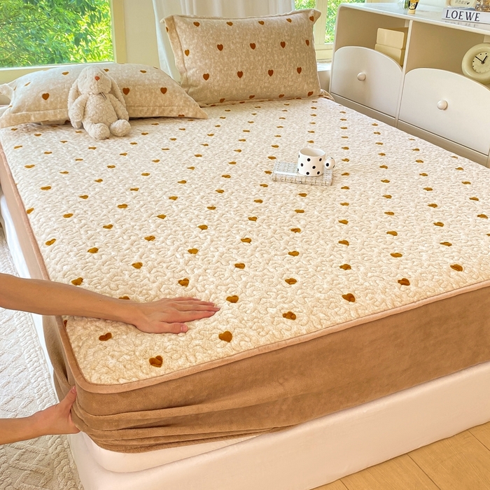 91家纺网 家纺一手货源 找家纺 赫梵茜 2024新款高克重安抚豆豆被套加厚牛奶绒床盖加厚牛奶绒夹棉床笠四件套 黄色爱心