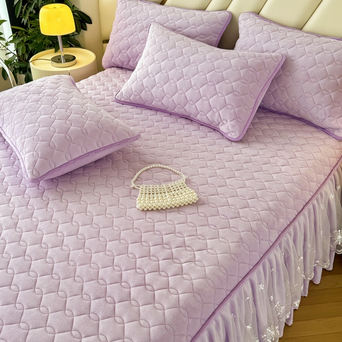 91家纺网 家纺一手货源 找家纺 品乐家纺 2024新款简约牛奶绒夹棉保暖床裙 浅紫